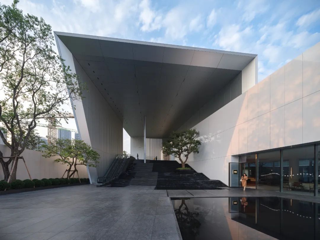 公園中的美術(shù)館：超白玻璃+鋁板的外立面設(shè)計(jì)，簡潔的美感。